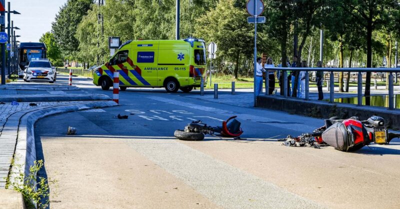 Eén persoon zwaargewond na rijden op achterwiel in Enschede, voertuig breekt in tweeën