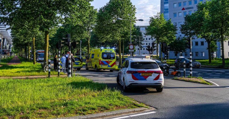 Bezorgfietser gewond bij aanrijding met doktersauto in Enschede