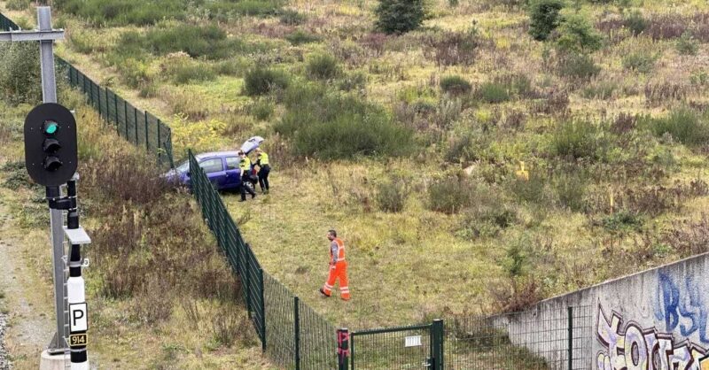 Auto rijdt na botsing van talud en knalt op hek van spoorlijn bij Deurningen