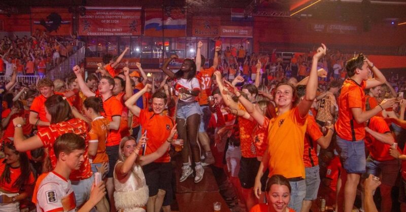 1800 Oranjefans trotseren tropennacht in Tubbergen: 'Dit is wel leuk hoor'