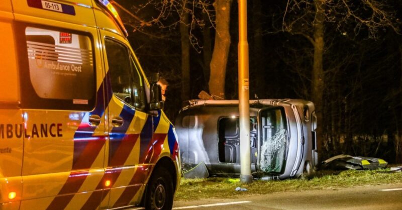 Auto op zijkant na aanrijding in Overdinkel: persoon gewond