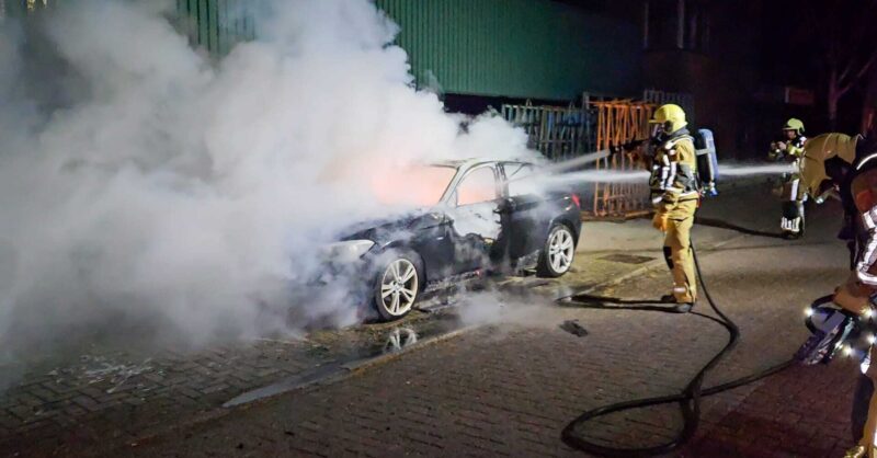 Auto volledig uitgebrand na harde knallen in Overdinkel
