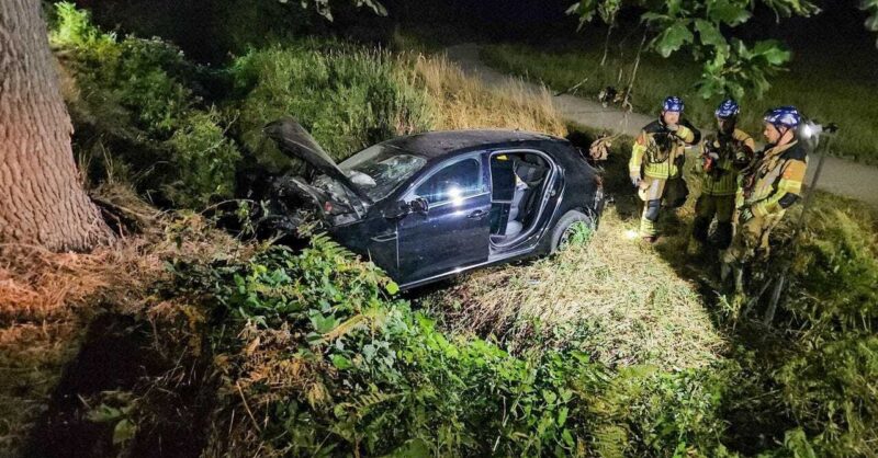 Auto botst frontaal tegen boom in Overdinkel; persoon naar het ziekenhuis