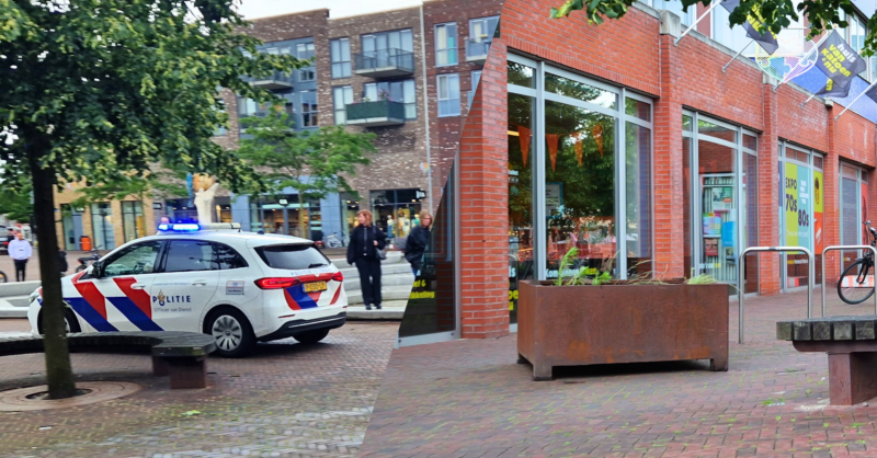Politie Almelo rijdt zich vast op bloembakken in stadscentrum en maakt rechtsomkeer