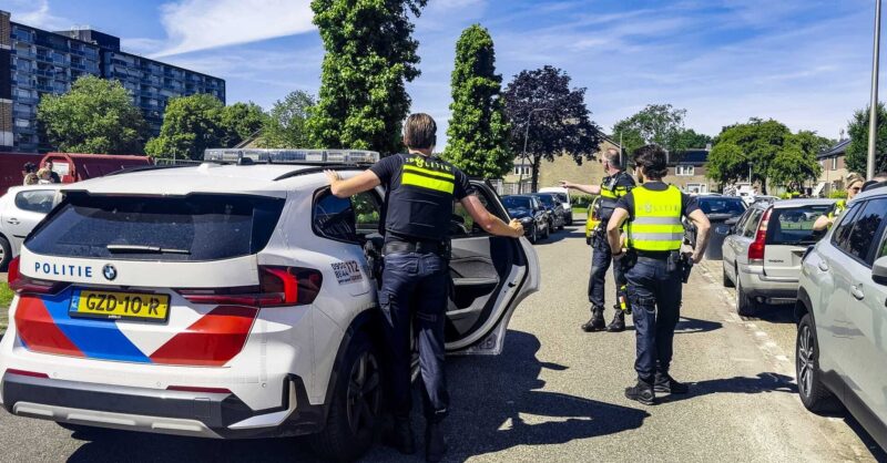 Bestuurder en omstander aangehouden na achtervolging vanaf A35 naar woonwijk in Enschede