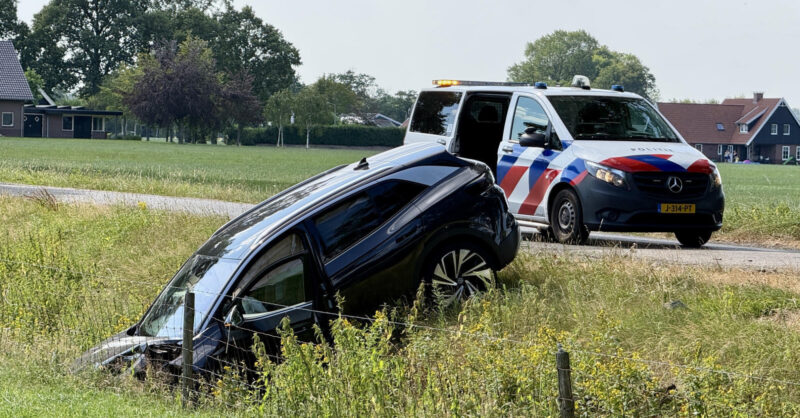 Auto in sloot na botsing in Saasveld