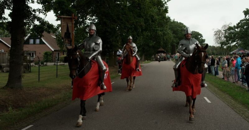 Historische optocht Saasveld zorgt voor blije gezichten: 'Uniek wat hier gedaan is'