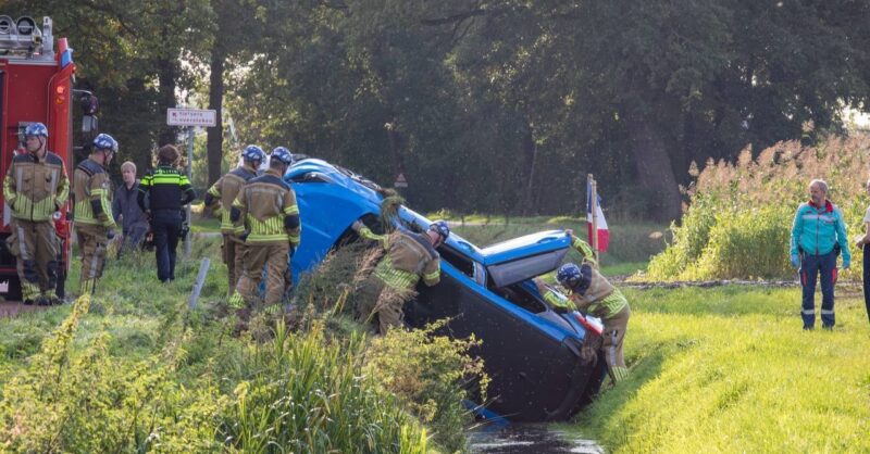 Auto belandt op zijkant in sloot in Saasveld