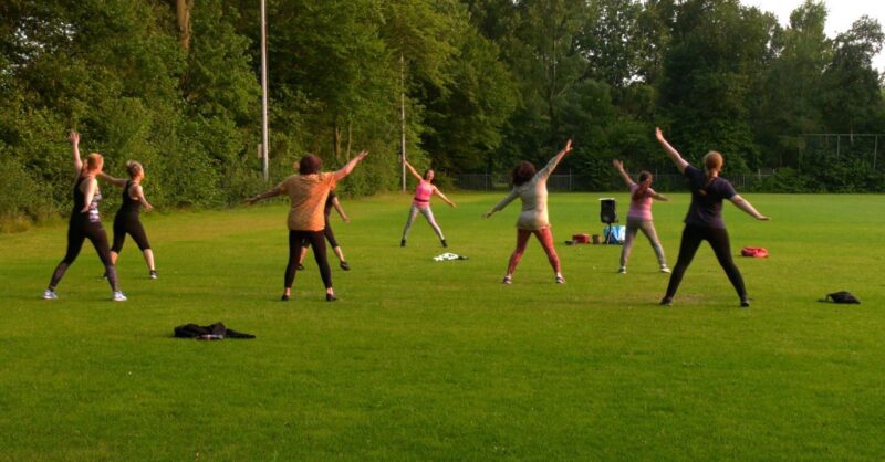 Zumba en paaldansen op het sportveld: in Hengelo hoeft niemand zich te vervelen deze zomer