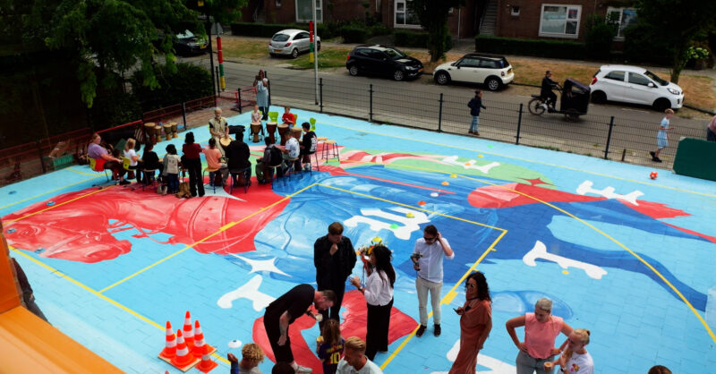 Kinderen geven schoolplein in Enschede een flinke lik verf: ‘Mooi cadeau aan begin van het schooljaa