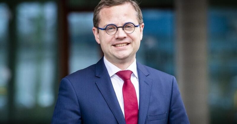 Almelose burgemeester bezoekt Zweden en Groot-Brittannië; gaat over defensie, ruimtevaart en herdenk