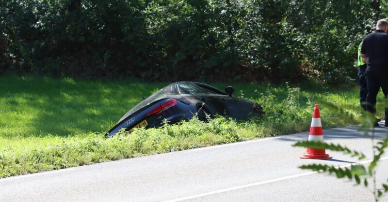 Auto belandt in sloot bij Tubbergen: bestuurder gewond