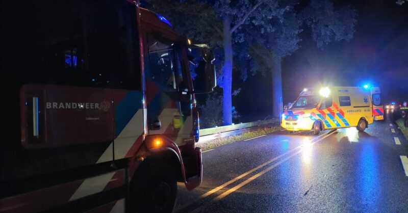 Auto tegen boom op de Hardenbergerweg in Tubbergen; Traumahelikopter ingezet