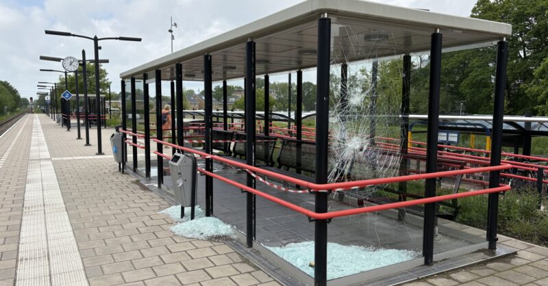 Gesloopte wachthokjes en een beschoten infobord: flinke schade bij twee Hengelose treinstations door