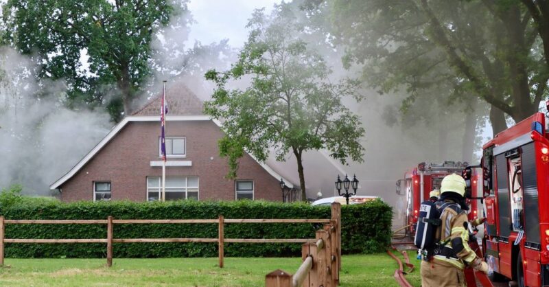 Grote brand in woning aan Bisschopstraat in Weerselo