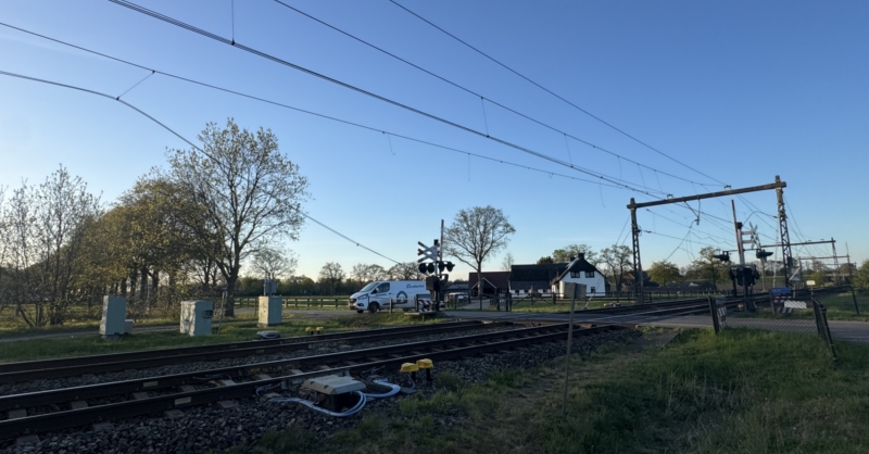 Hoogwerker in Wierden tegen bovenleiding; treinverkeer stilgelegd