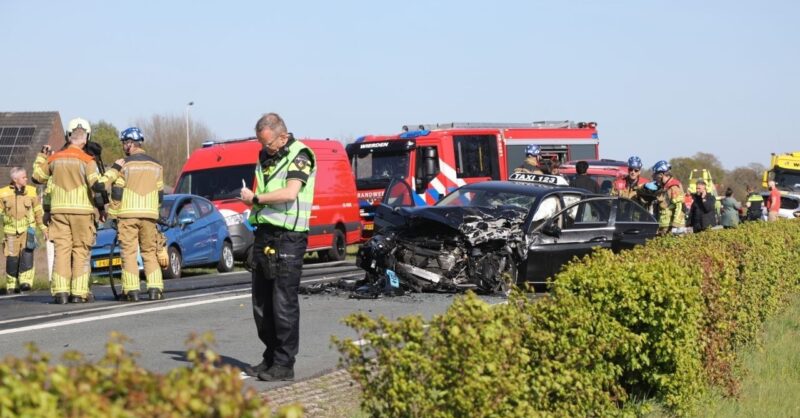 Ongeval met brandweerwagen en taxi op de N35