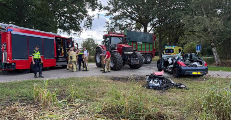 Bestuurster ernstig gewond bij botsing tussen auto en tractor in Wierden