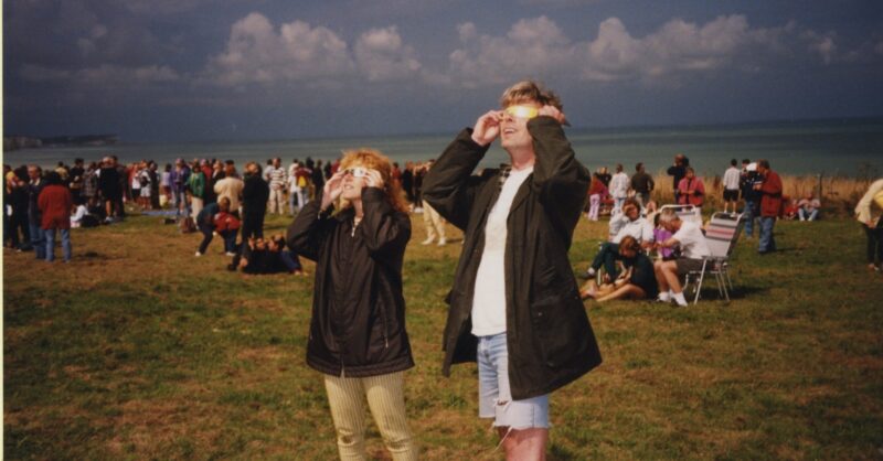 Enschedese Diana reed in 1999 spontaan naar Normandië voor totale zonsverduistering: ‘Kan geen vuurw