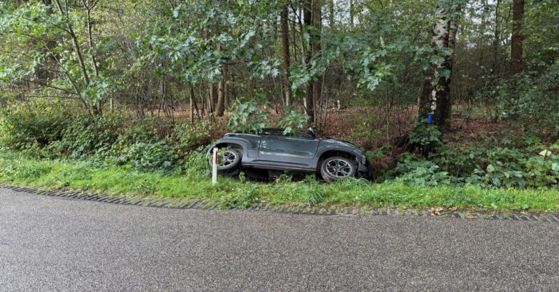 Brommobiel raakt in sloot in Zuna