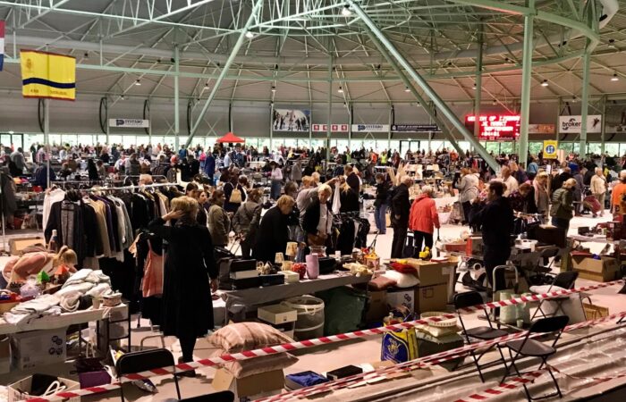 Twentse Vlooienmarkt in de schaatshal