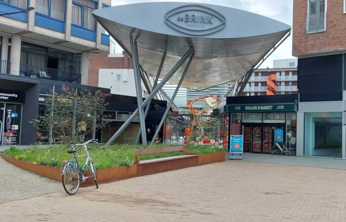 Beelden kijken op de Brink, bij de Lambertus en op de Oude Begraafplaats