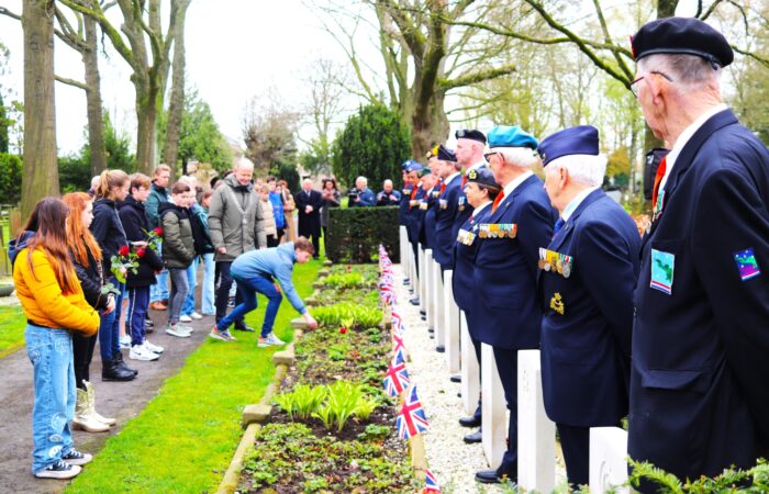 Herdenking bevrijding Enschede op Oosterbegraafplaats