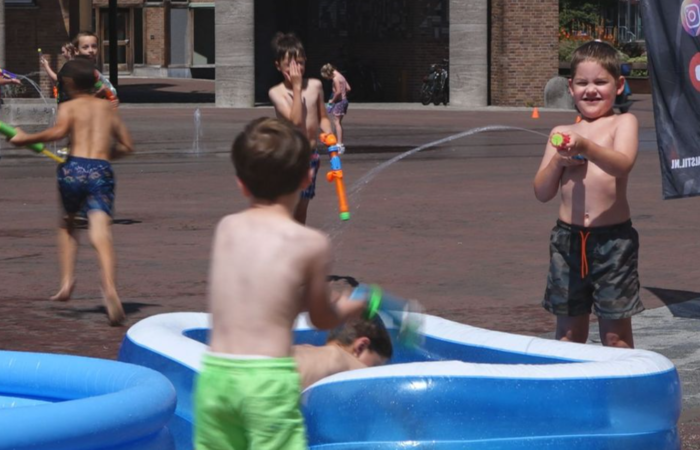 Groot watergevecht bij Speeltuin De Nijverheid in Hengelo