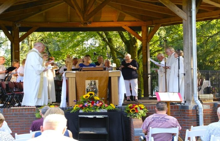 H. Eucharistieviering op de muziekkoepel Oldenzaal