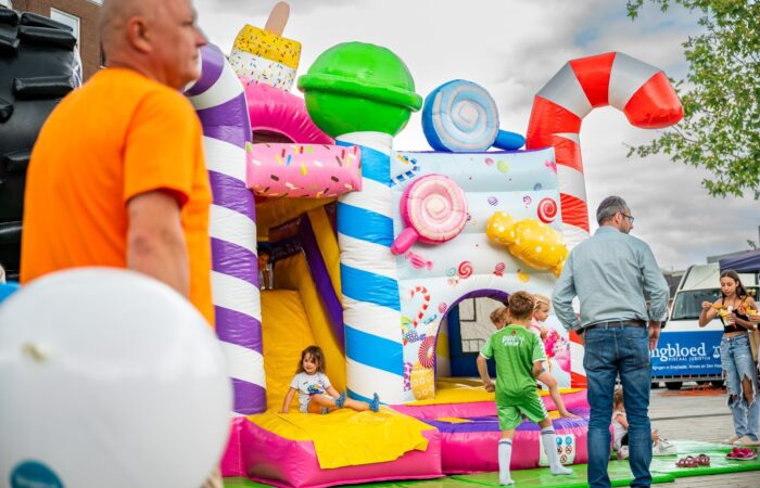 Springkussenfestival op Van Heekplein in Enschede