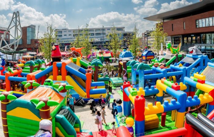 Springkussenfestival op Van Heekplein in Enschede