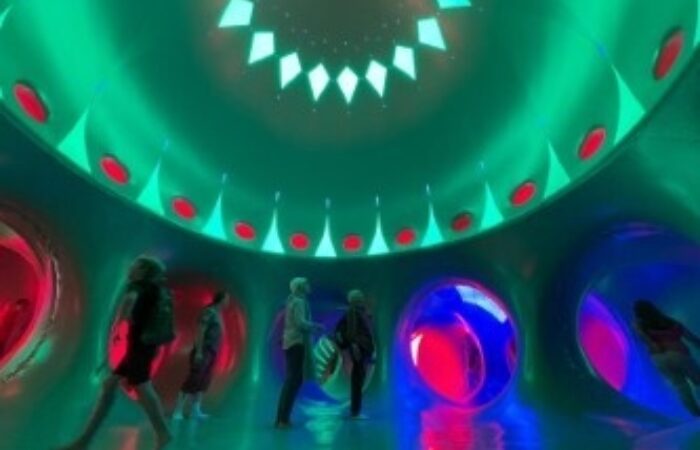 Een kleurrijke kathedraal van lucht, licht en verwondering in Enschede