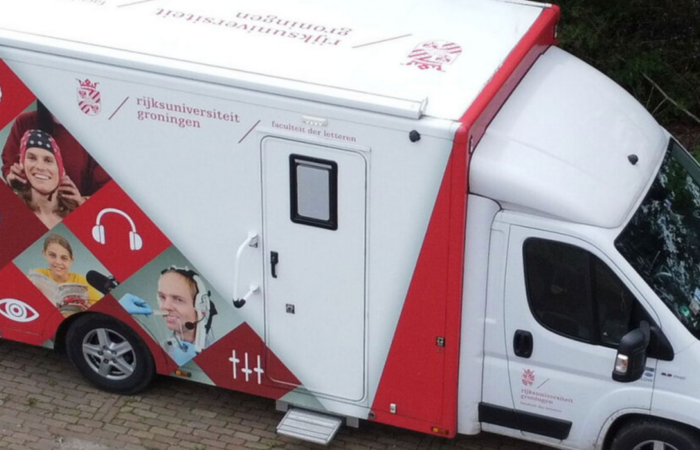 Mobiel Spraaklab onderzoekt dialecten en articulatie in Twente