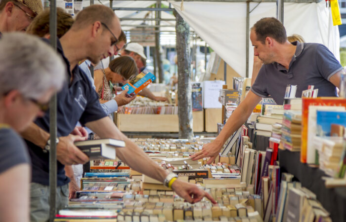 Grote boekverkoop in de Bibliotheek Enschede Zuid