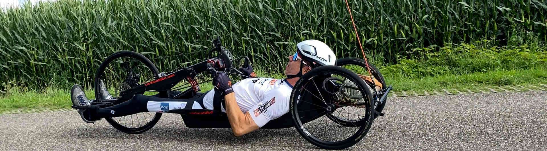 Mark Mekenkamp tijdens het handbiken in zijn dorp Saasveld