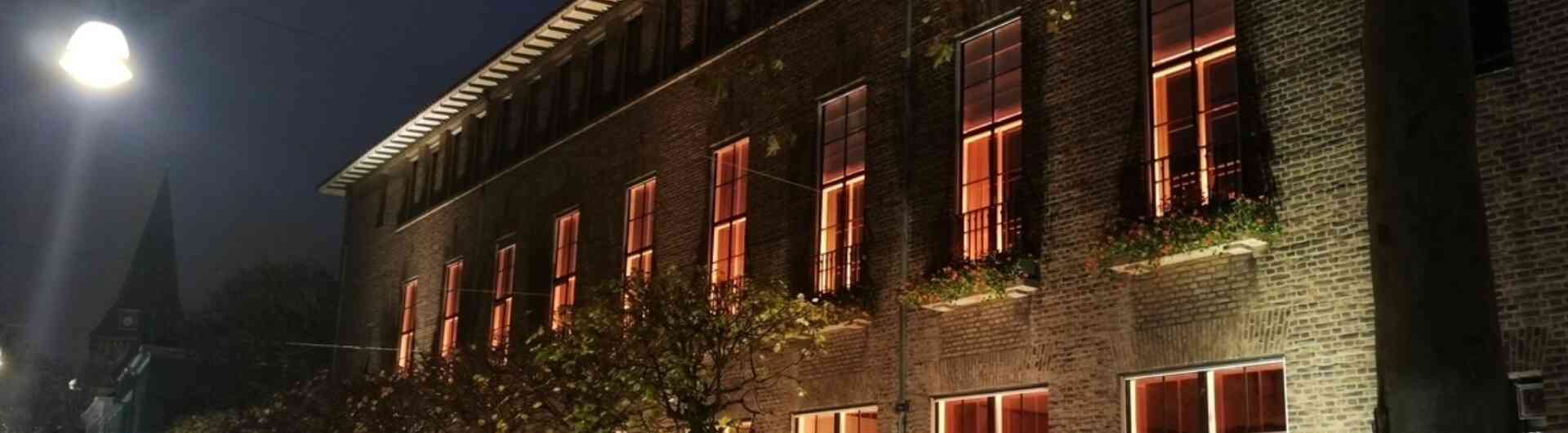 20231125 Gemeentehuis Enschede kleurt oranje voor Orange the World foto gemeente Enschede