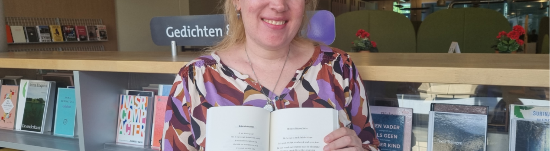 Laura Nijenbrink met dichtbundel in bibliotheek Hengelo