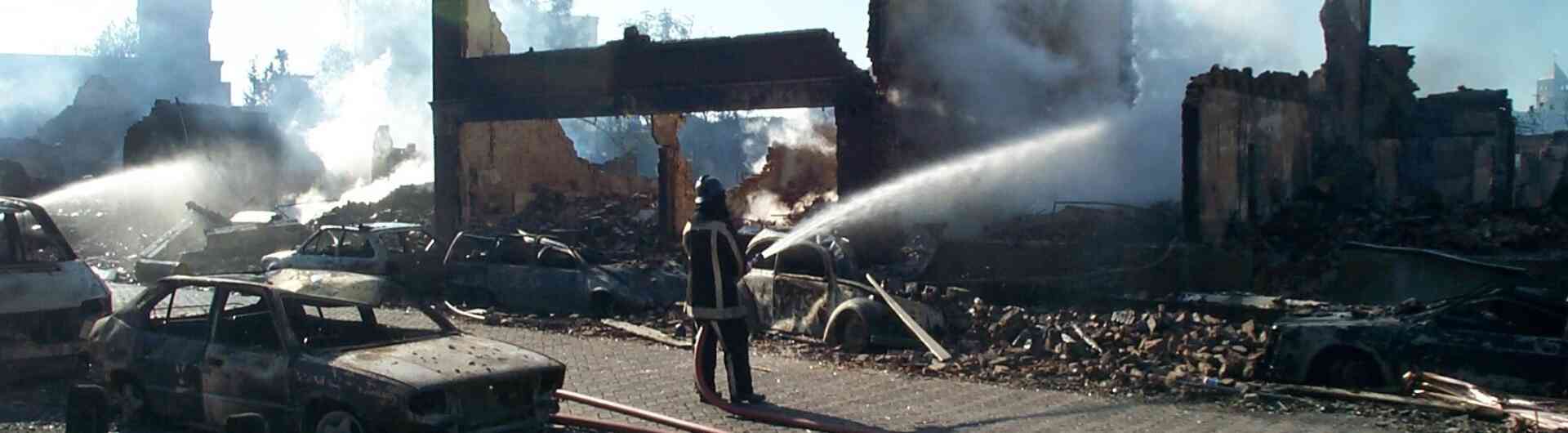 vuurwerkramp - brandweerman - rampgebied - blussen