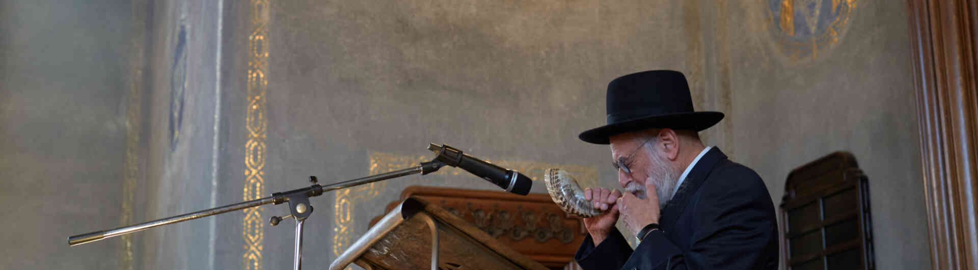Biyomin Jacobs - rabbijn - sjofar - synagoge