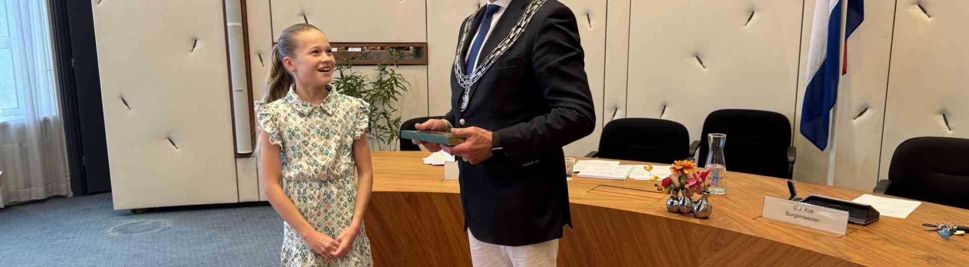 Kinderburgemeester Naomi en waarnemend burgemeester Gerrit Jan