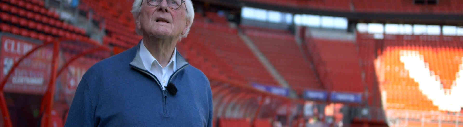 MARTIN PETERS 20250415 kijkend naar stadion