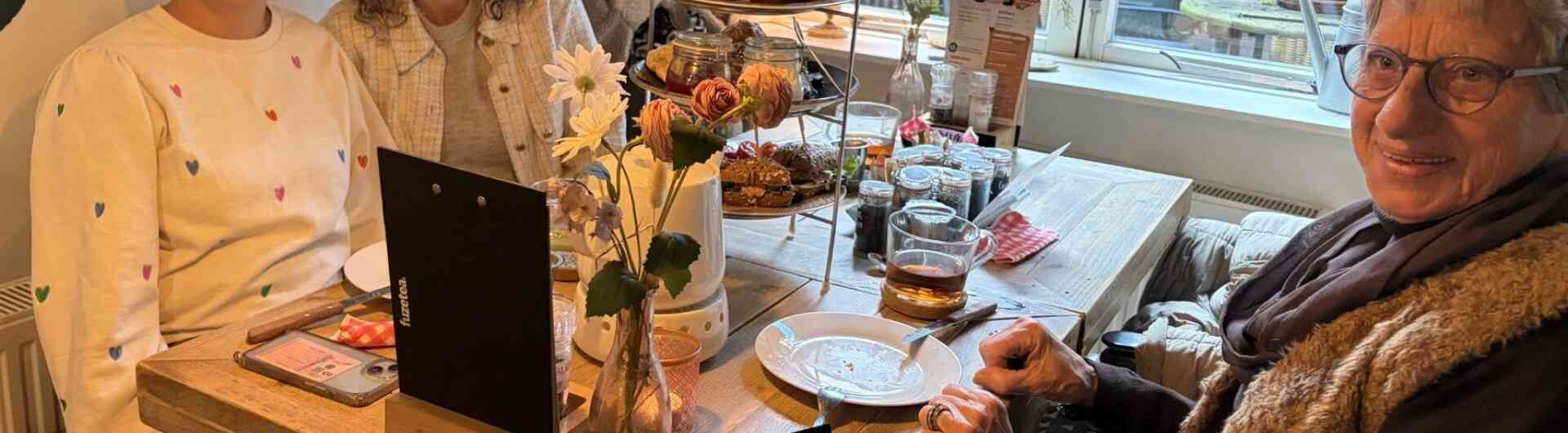 Oma Hermien met dochters bij Blond