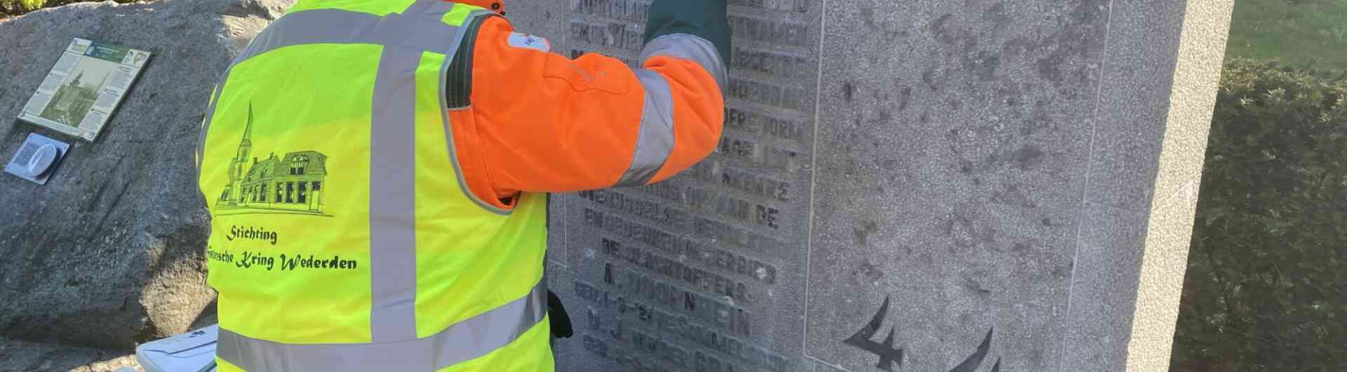 Oorlogsmonument Kersttrein bezig