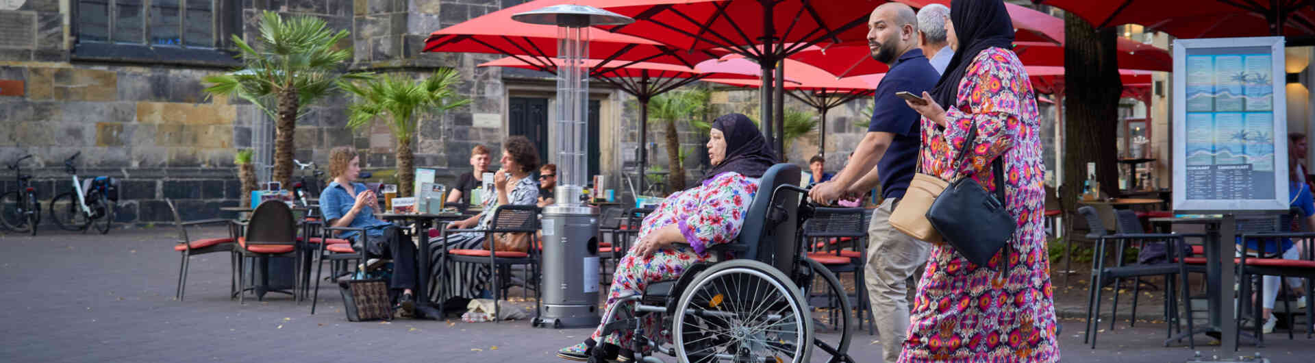Oude Markt - hoofddoek - rolstoel