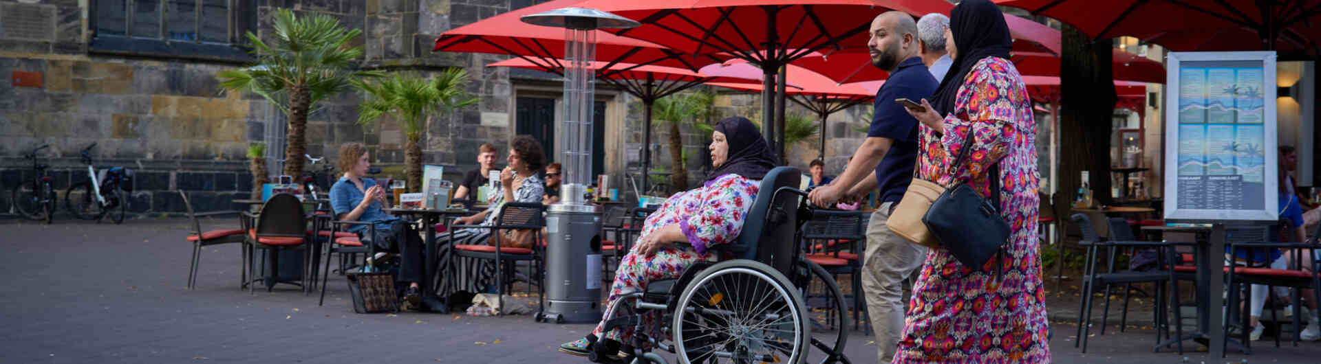 hoofddoek - allochtoon - rolstoel - Oude Markt