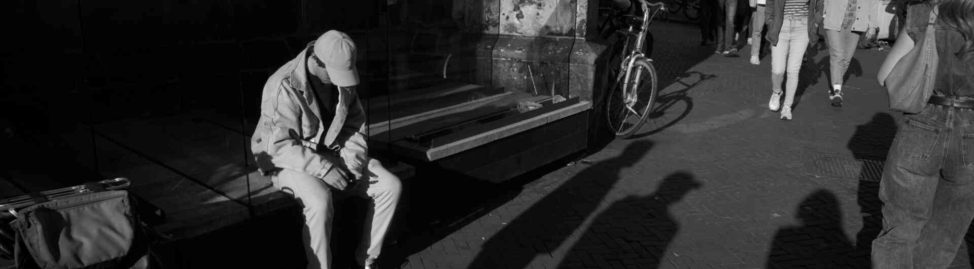 Jongen - Grote Kerk - treurig - verdriet - alleen - eenzaam - dronken