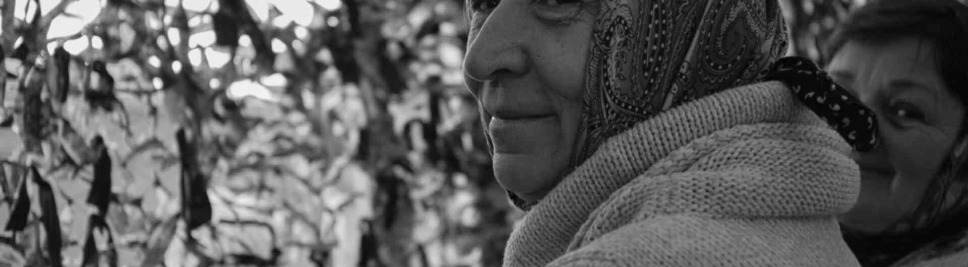 Nettenknoopster Oekraine vrouw zwartwit Ernst Bergboer resize