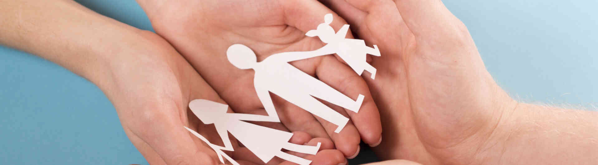 People holding hands cute paper family jeugdzorg familie gezin