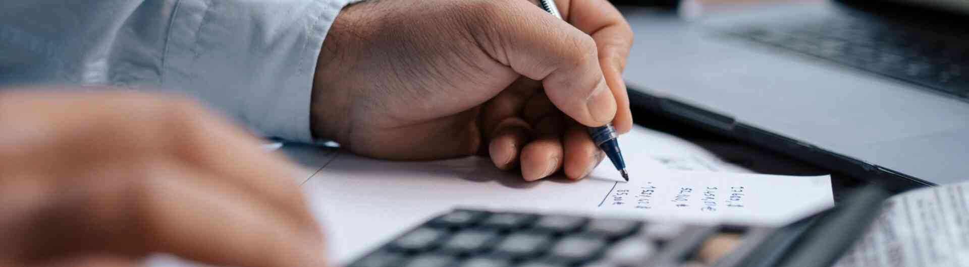 Pexels stockphoto mohamed hamdi 510308652 16282306 rekenmachine calculeren geld