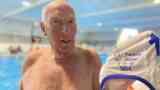 Gerrit Prinsen met zijn badmuts hij stopt na 68 jaar met waterpolo 2022 04 24 161229 yqaq